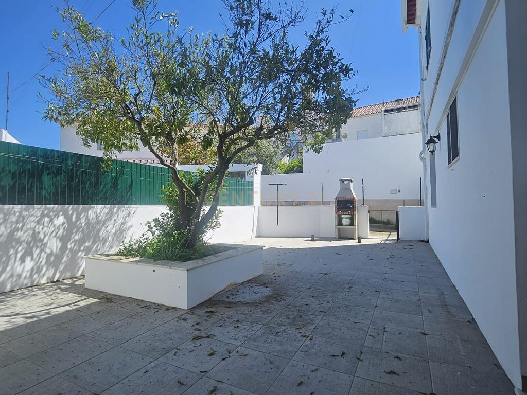 Moradia Bifamiliar T4 com Quintal e Garagem no Bairro das Nogueiras, Évora - Image 29