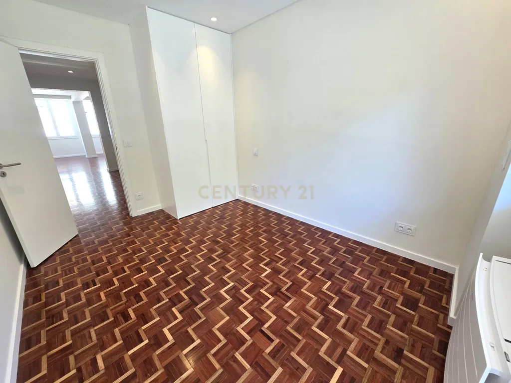 Apartamento T3 totalmente remodelado em Almada - Image 16