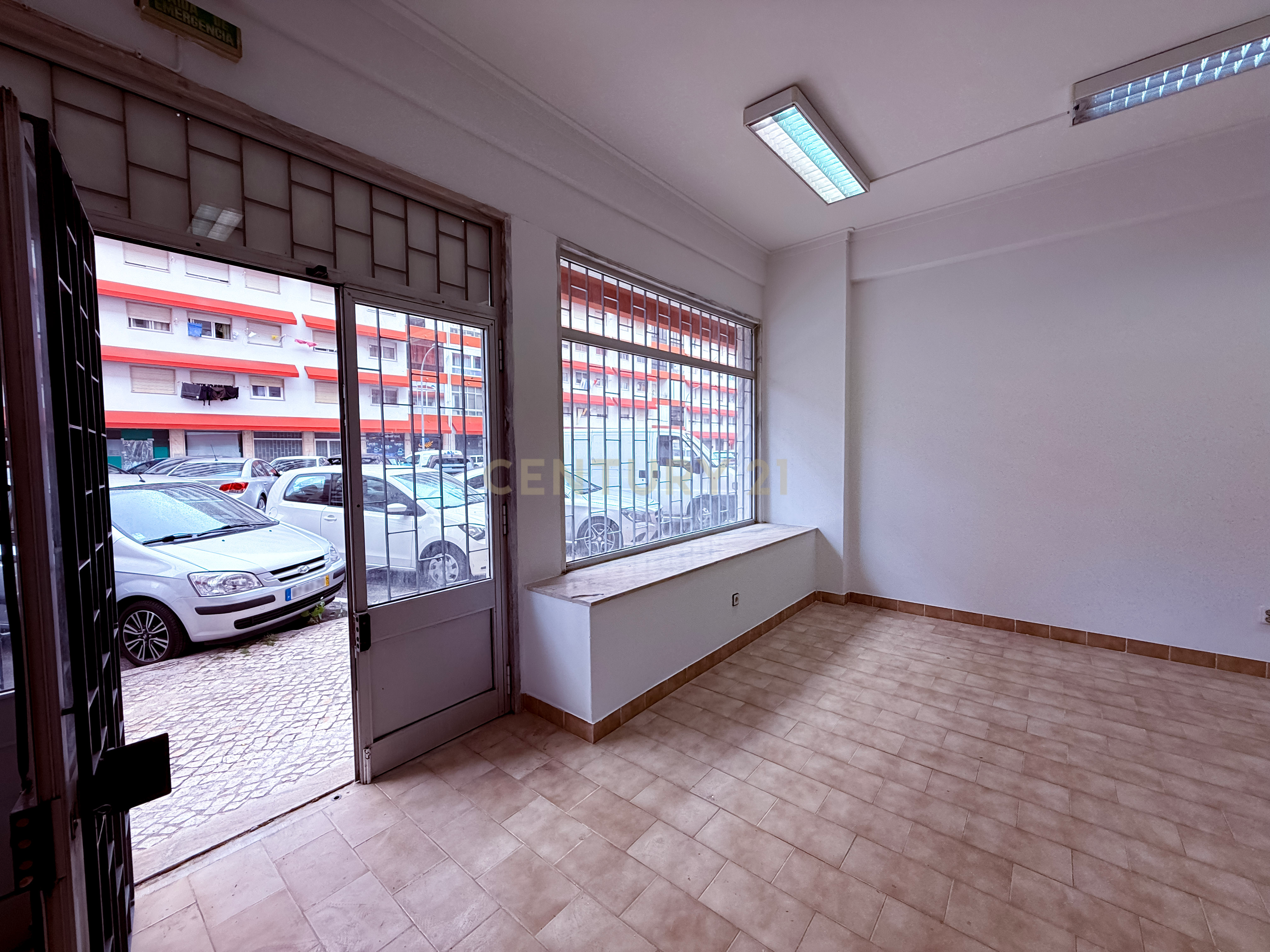 Fotografia 3 de Loja no Casal de São Brás, Amadora - 170m² por 1100€
