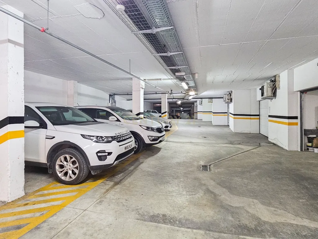 Moradia T2+2 | em Banda | Jardins Vale Santa Maria - Albufeira | 1 Garagem em Box + 2 lugares de estacionamento | Condomínio fechado com 2 Piscinas - Image 33
