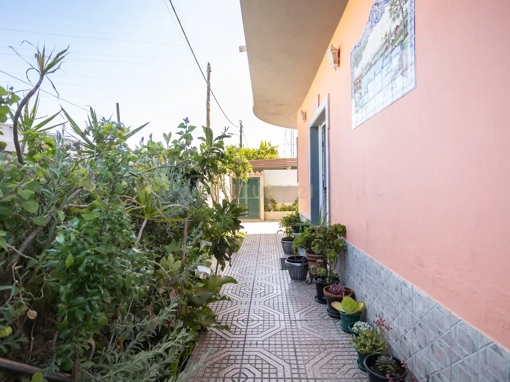 Moradia T4 com garagem e espaço exterior em Fernão Ferro (Em Avos) - Image 5