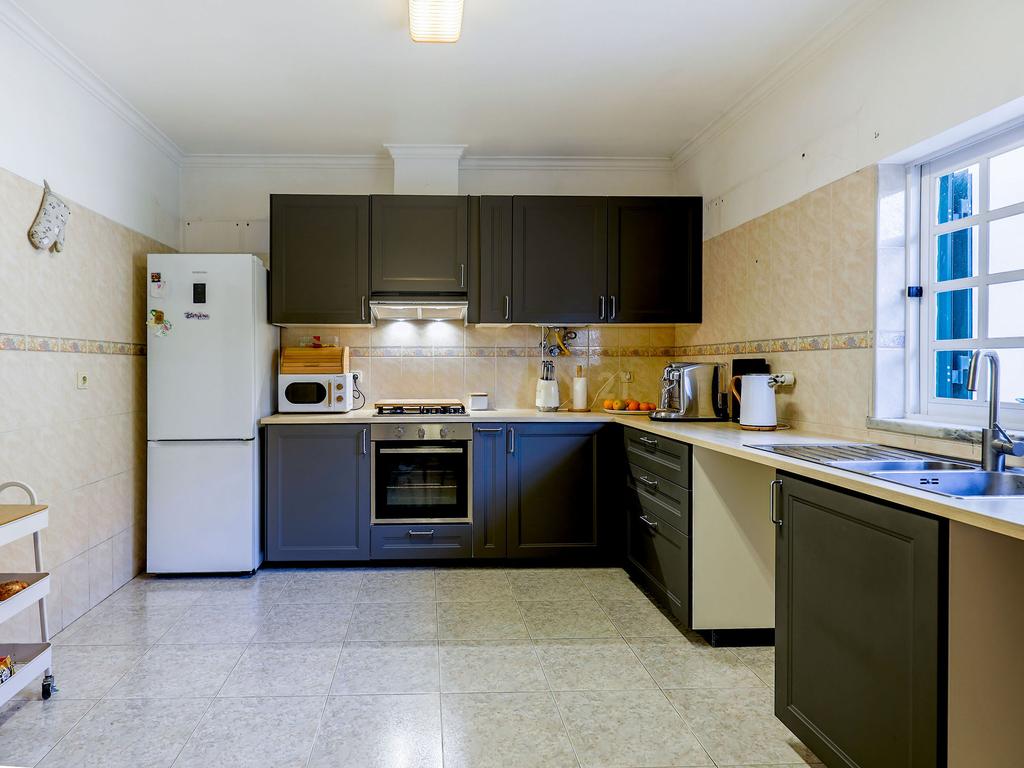 Moradia T3 com Garagem, Espaço Exterior e Sótão Aproveitável na Quinta do Conde - Image 1