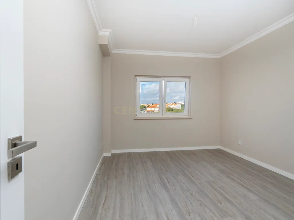 Apartamento Remodelado com Vista Mar na Ericeira, lugar de parqueamento - Image 10