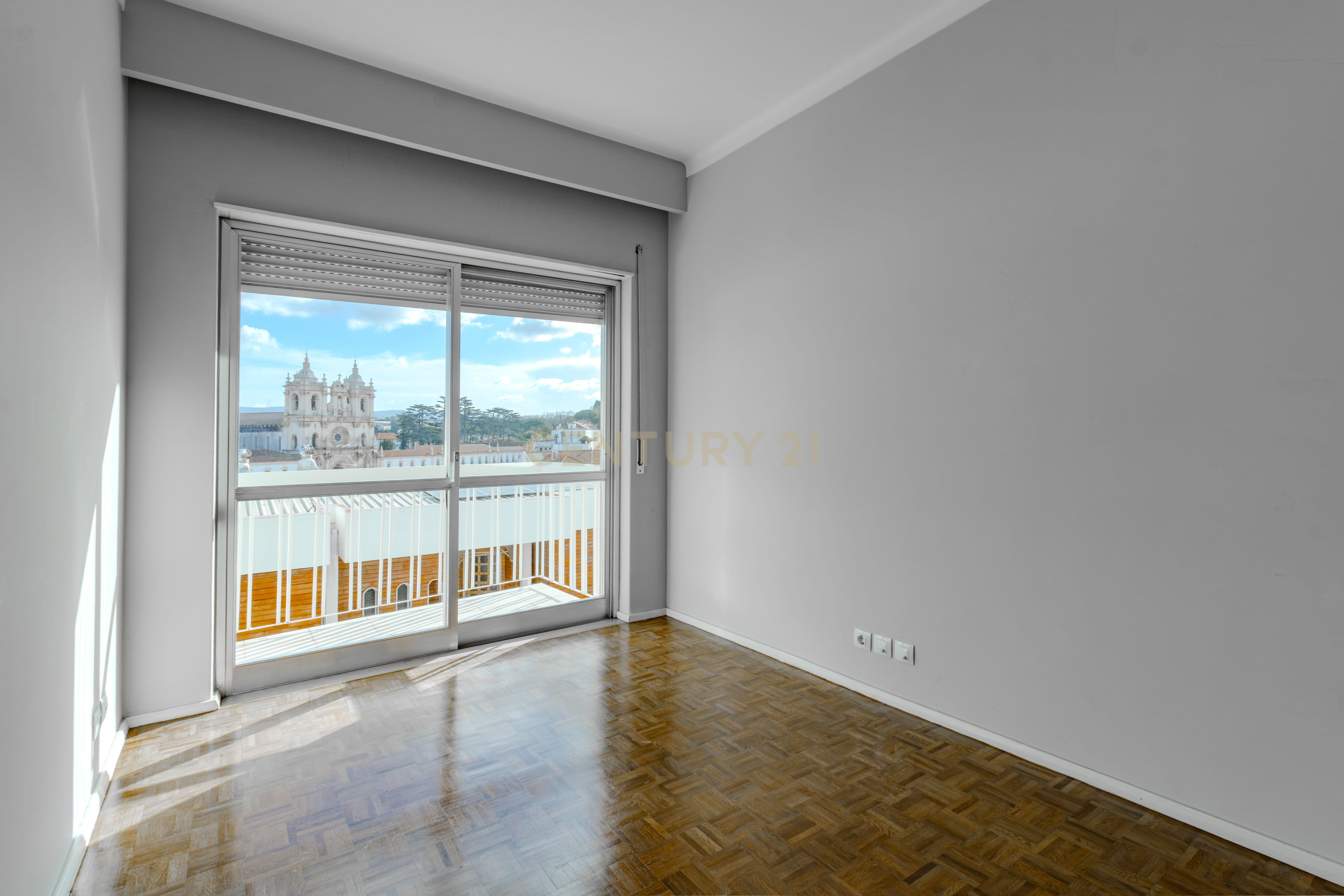 Fotografia 3 de Apartamento T2+1 com garagem centro de Alcobaça