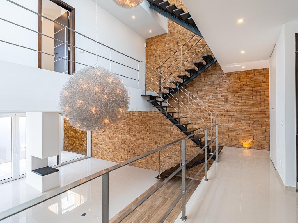 Moradia T3 com 3 Suites e Arquitetura Distinta em Samouco, Alcochete - Image 1