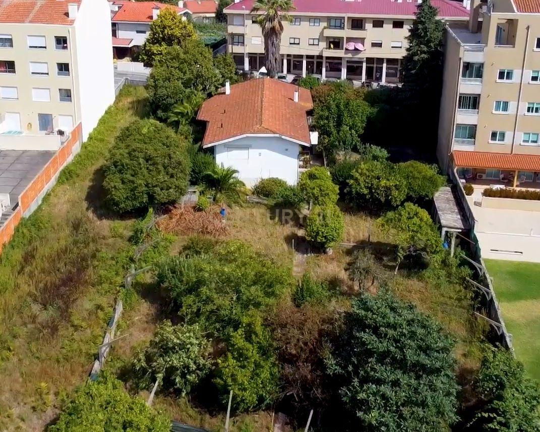 Terreno de 2549 m2 para construção em altura em Leça do Balio - Image 1