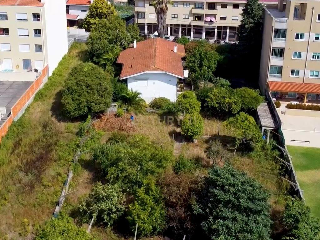 Terreno de 2549 m2 para construção em altura em Leça do Balio - Image 1