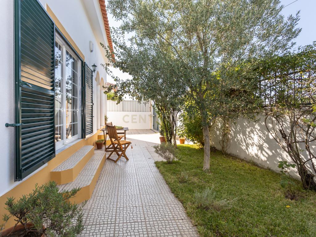 Moradia T4 Isolada em Fernão Ferro (Redondos). - Image 14