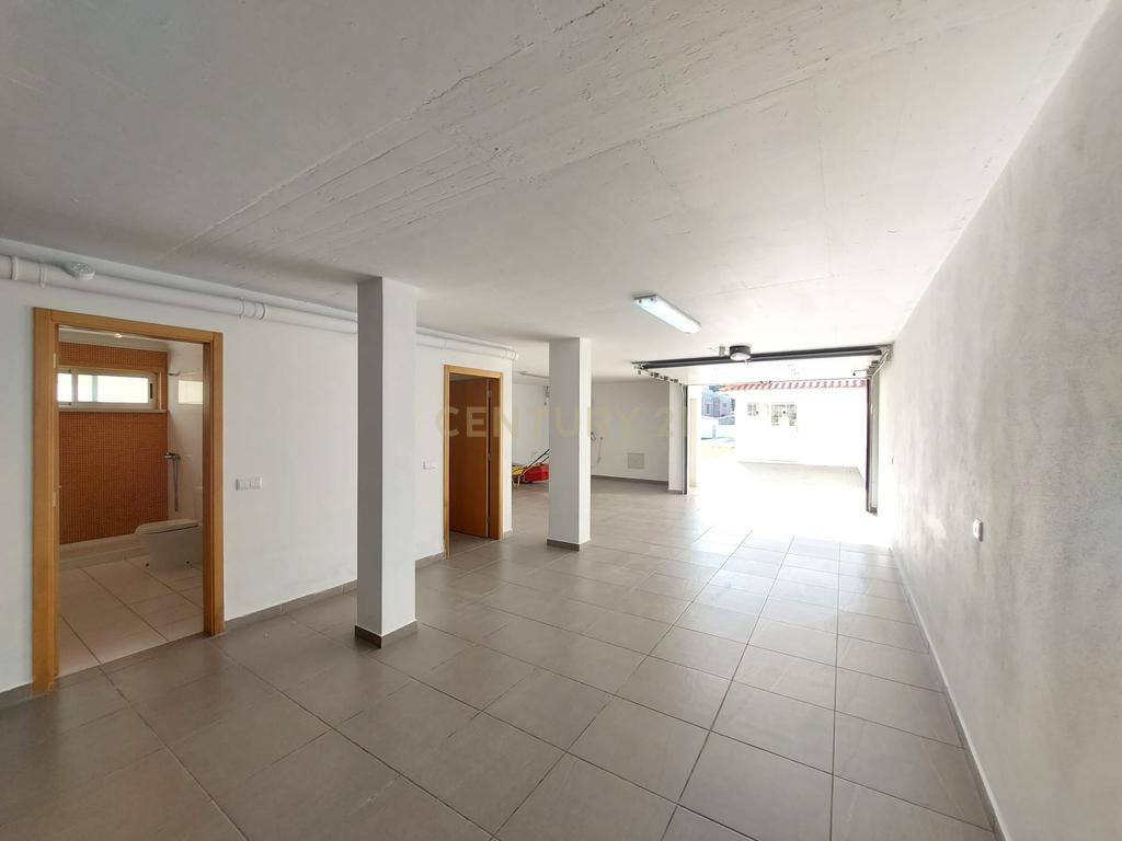 Moradia T4 de 3 Pisos com Piscina e Jardim - Image 28