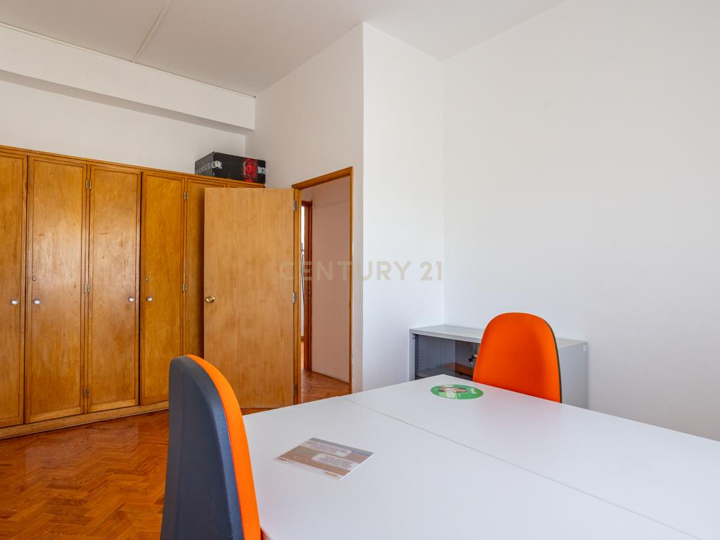 Prédio no Centro de Portalegre para investimento - Image 26