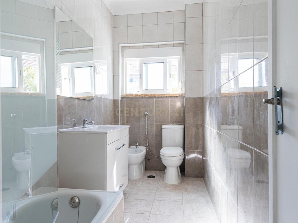 Apartamento T2 remodelado com Jardim Privativo Arrendamento - Laranjeiras -Feijó - Image 16