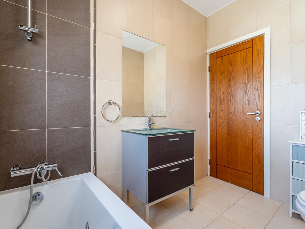 ESPETACULAR MORADIA COM PISCINA, GARAGEM, JARDIM E TERRENO - Image 17