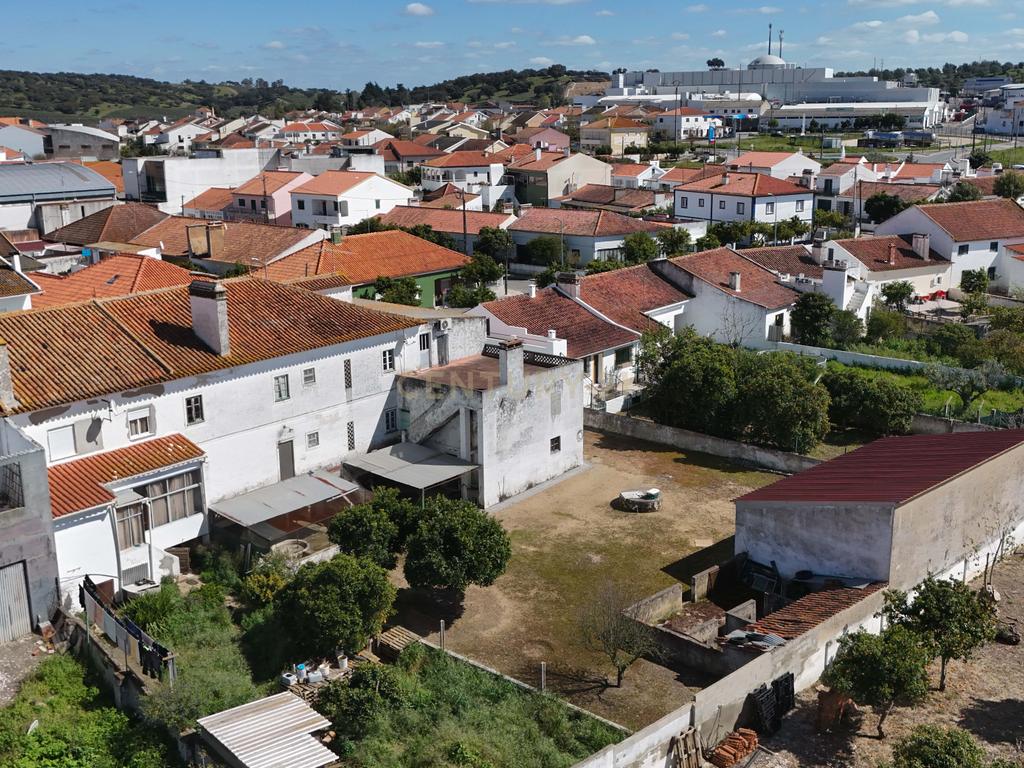 Moradia T6 com Jardim e Vista Panorâmica em Avis - Image 36