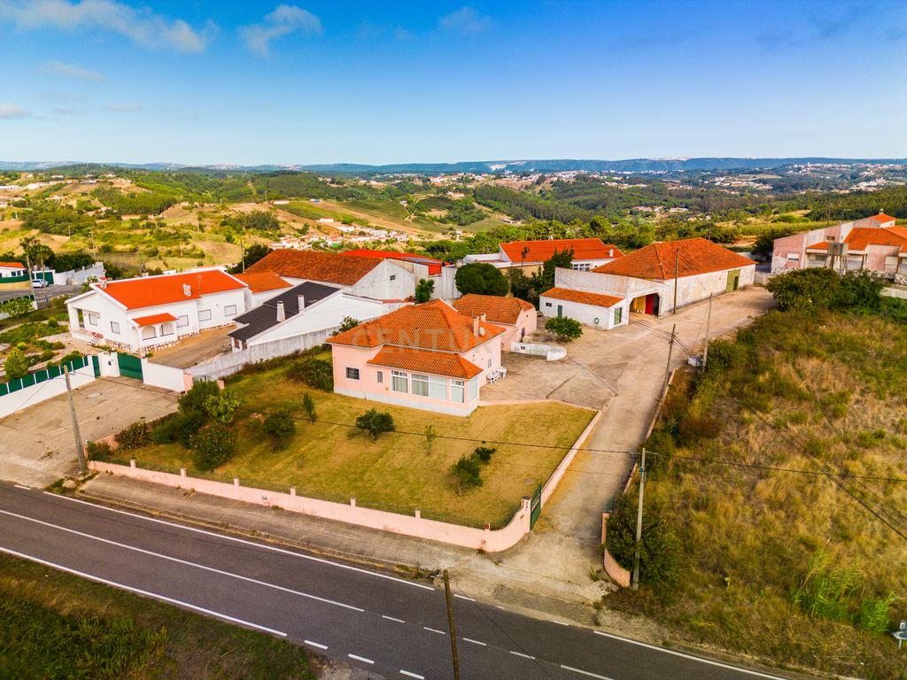 Moradia T3 convertido em T2, com anexo e armazém em Cabeça Alta, Carvalhal Benfeito – Caldas da Rainha - Image 1