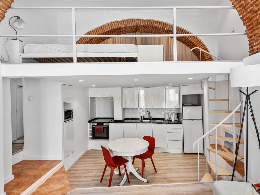 Loft T0+1 Renovado em Alcântara a 50 metros da futura estação de metro de Alcântara - Image 3
