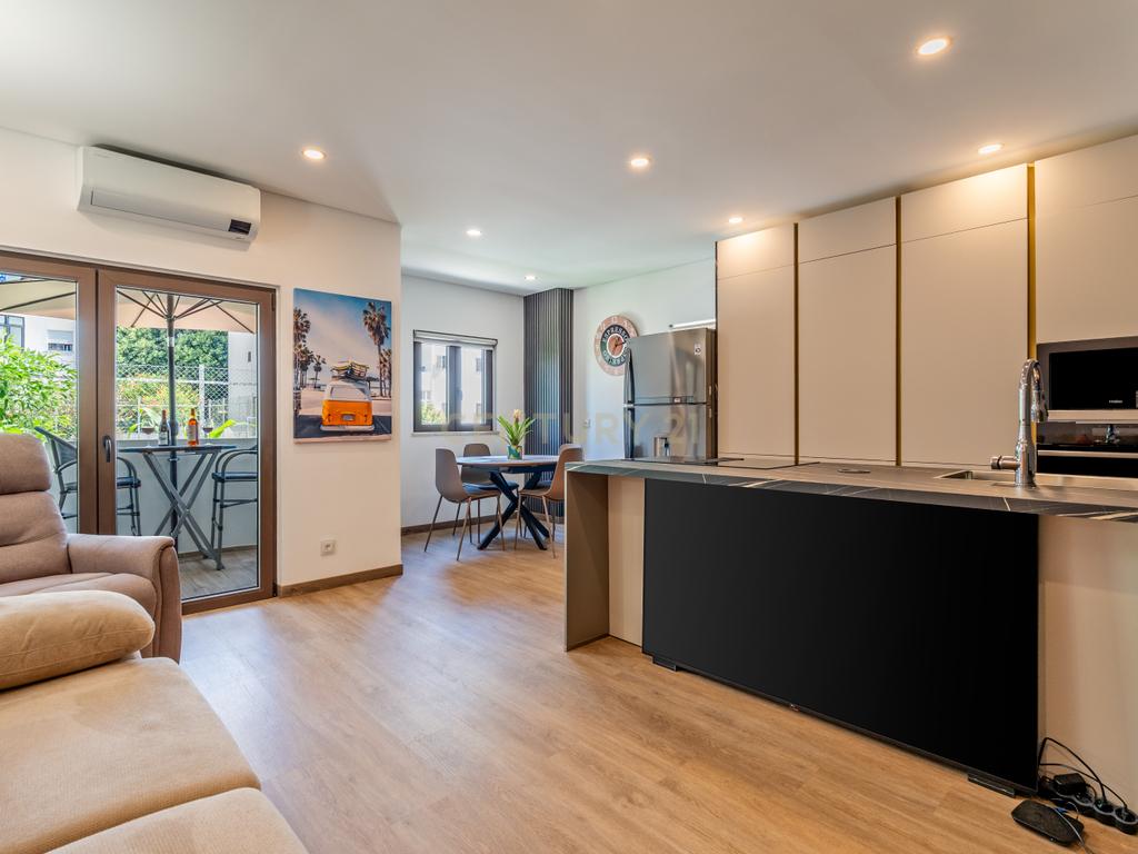 Apartamento T1  completamente remodelado com 2 varandas - Image 1