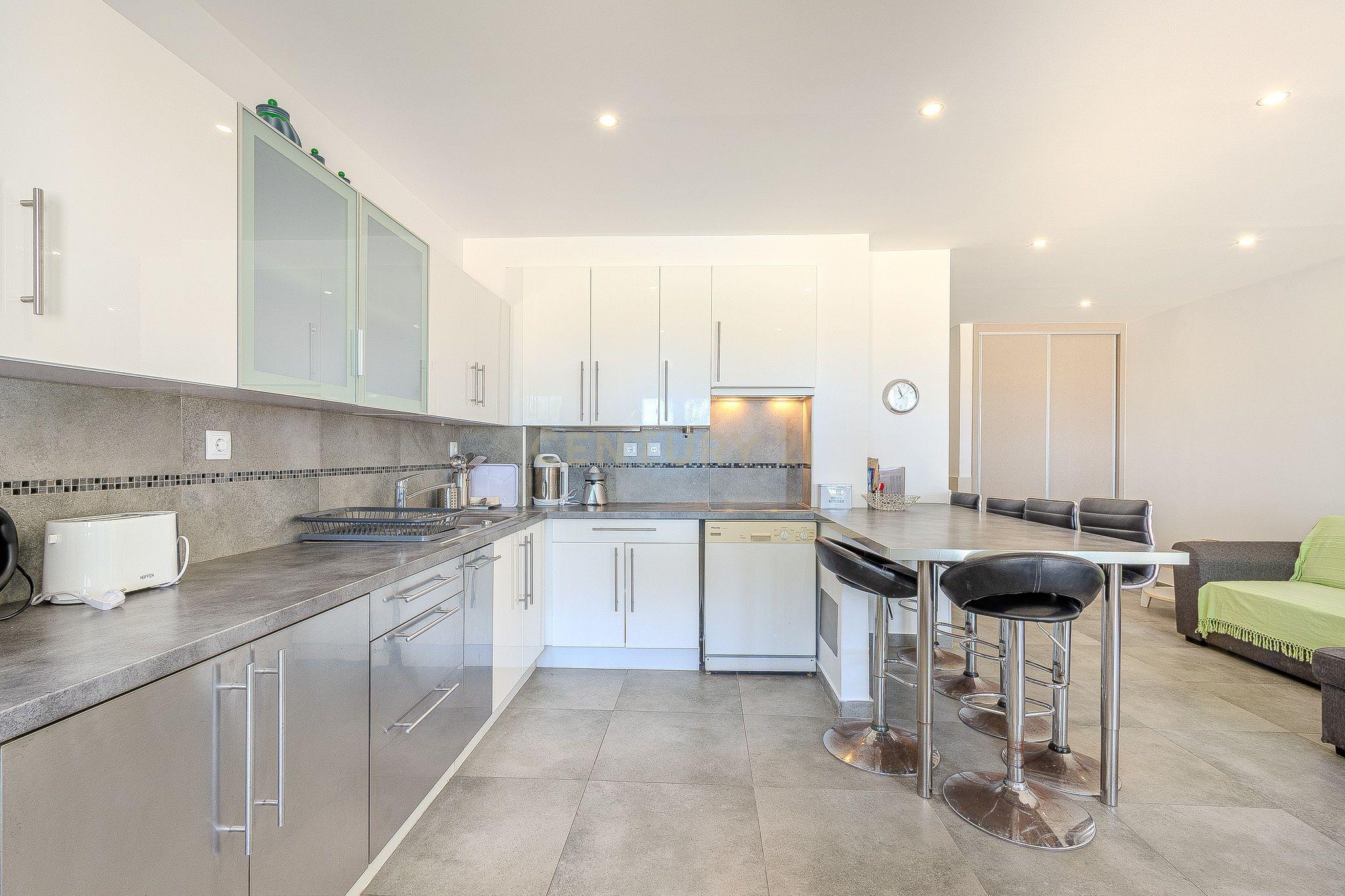 Apartamento T2 com Vista Mar na Primeira Linha de Praia – Quarteira - Image 7