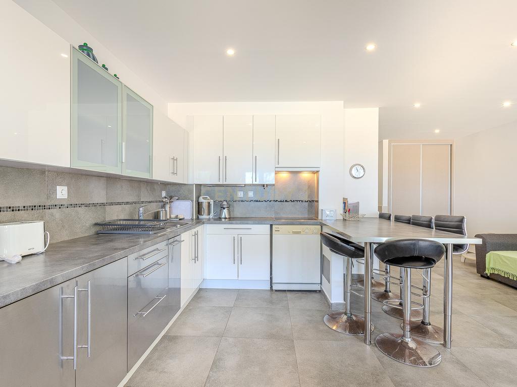 Apartamento T2 com Vista Mar na Primeira Linha de Praia – Quarteira - Image 7