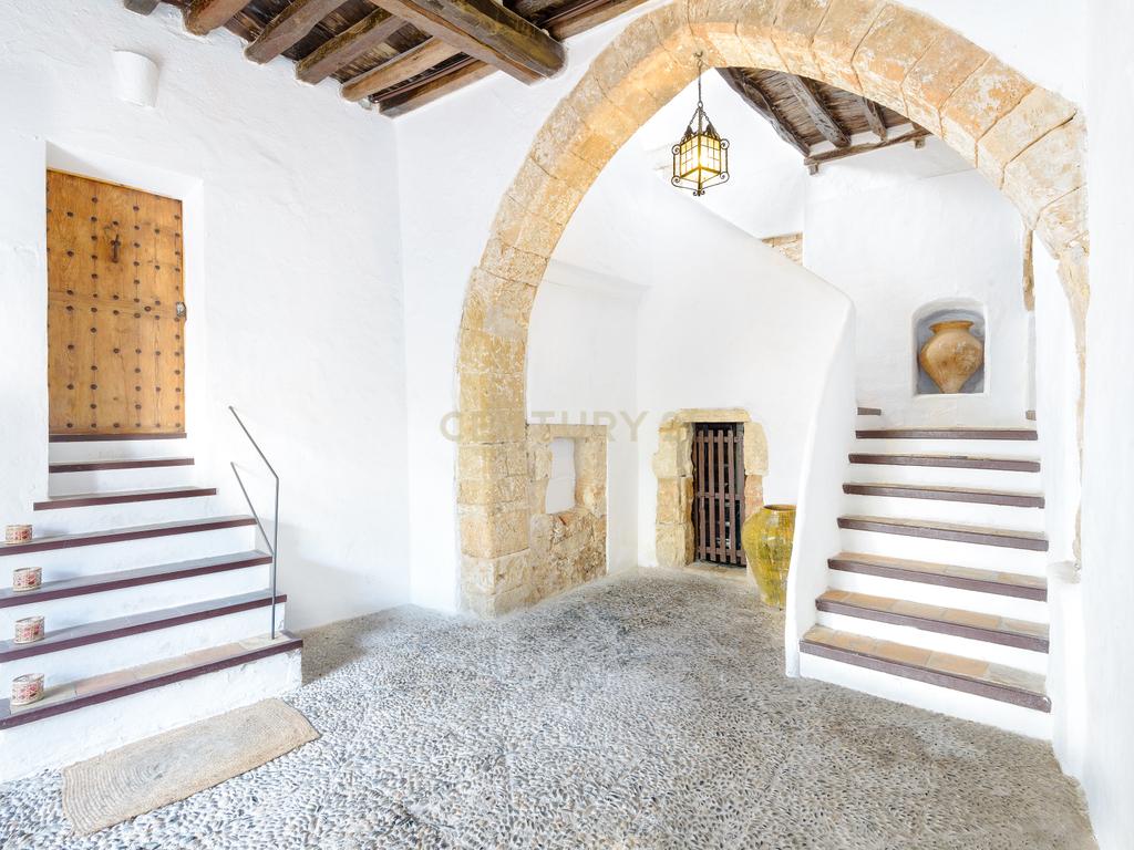 À venda: Casa histórica com grande potencial em Dalt Vila – Ibiza - Image 1