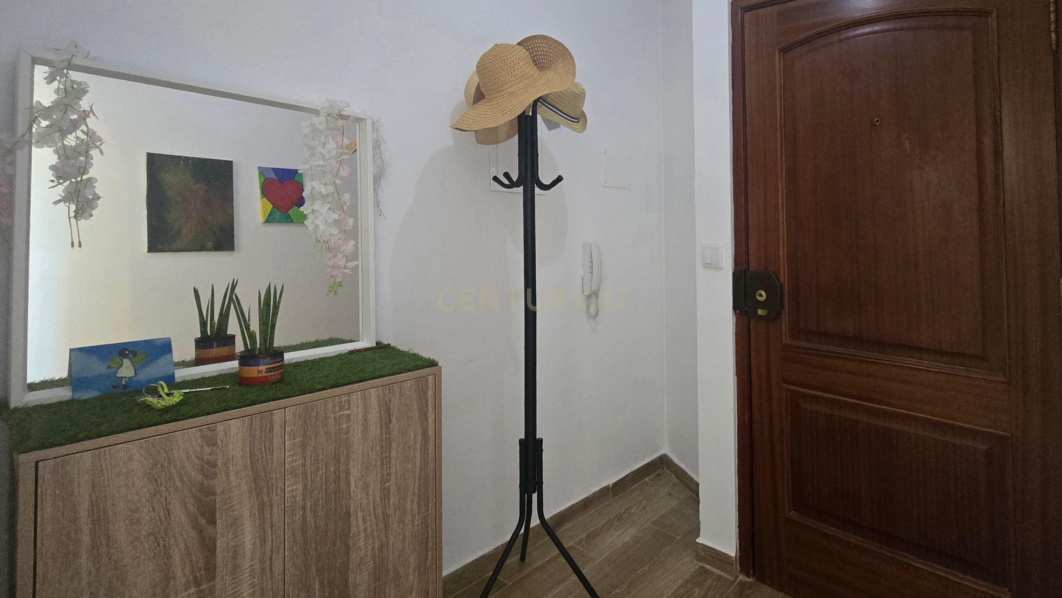 Fotografia 2 de Apartamento T2 Remodelado com Piscina, Jardim e Estacionamento em Portimão