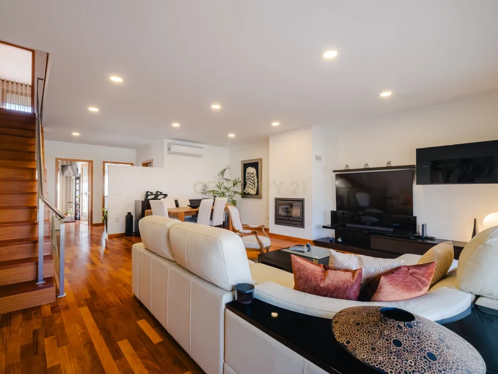 Moradia T4 com 255 m², Suíte Generosa, Jardim e Garagem para 3+ Viaturas | Astromil, Paredes - Image 10