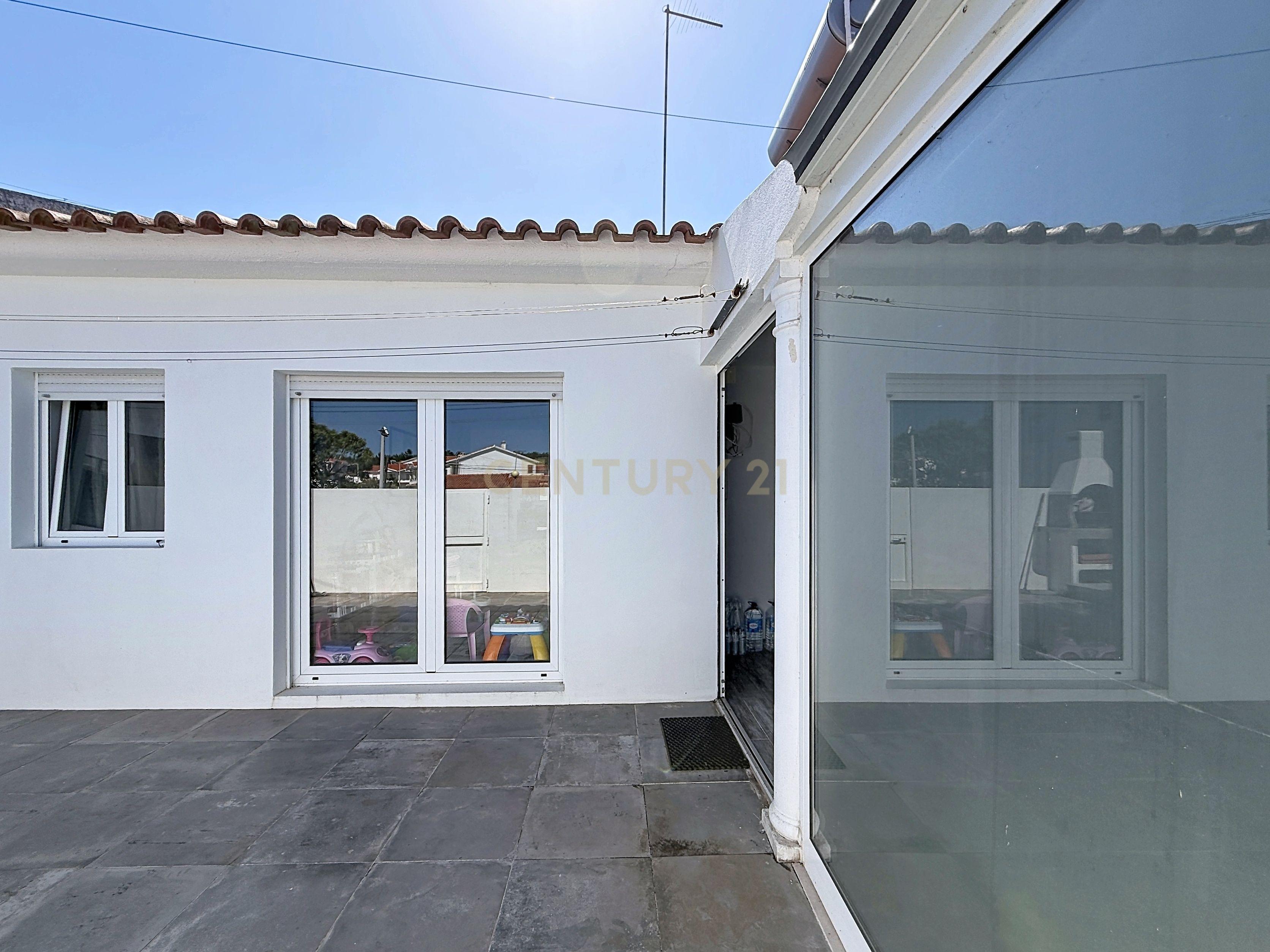 Fotografia 10 de Moradia T3 Térrea Renovada à Venda na Nazaré | Quintal | Suite | Pronta a Habitar