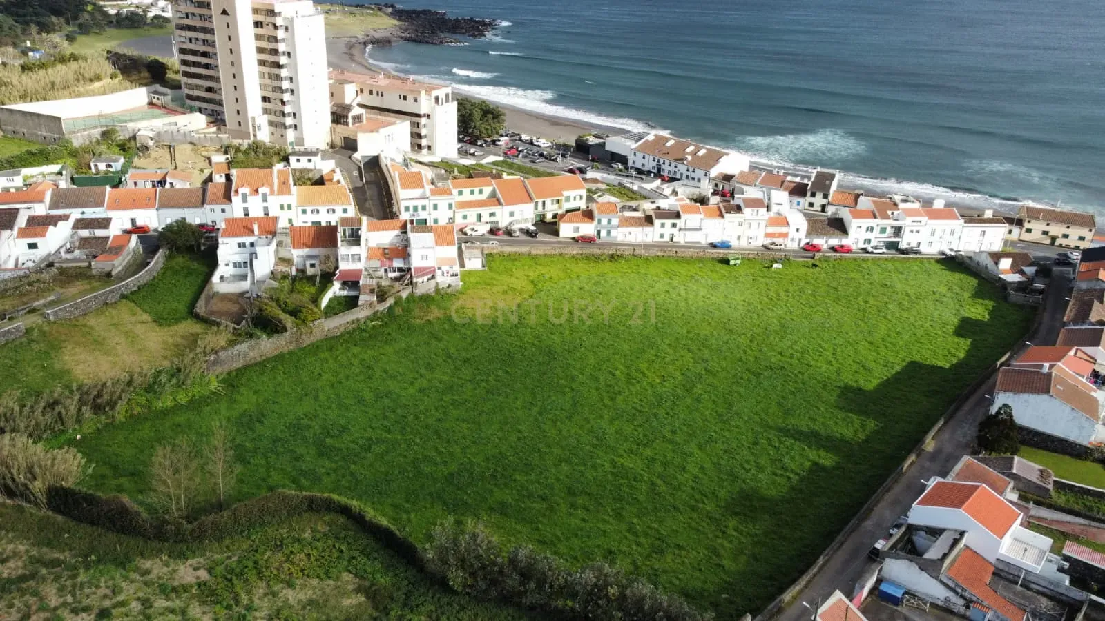 Fotografia 8 de Último Terreno Amplo para Investimento junto à Praia