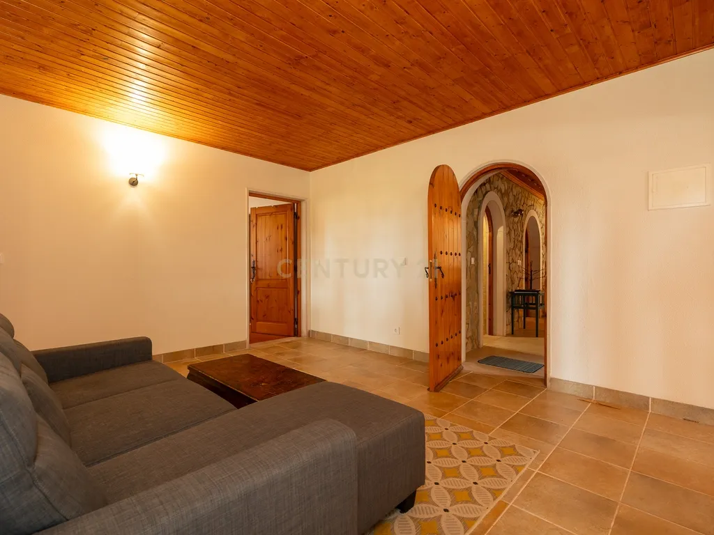 Fabulosa Quinta com lote de terreno de 22.381 m2, onde se encontra inserida uma moradia composta por dois pisos, com uma área bruta de 623 m2, uma área útil de 304 m2 e uma área bruta dependente de 319 m2, localizada em Santo Isidro de Pegões, na zona de Pegões, a pouca distância das belas praias de Setúbal. - Image 71