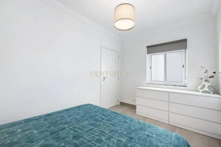 Apartamento T2 em Condomínio Fechado 2º Andar com Elevador com Piscina – Sagres - Image 11
