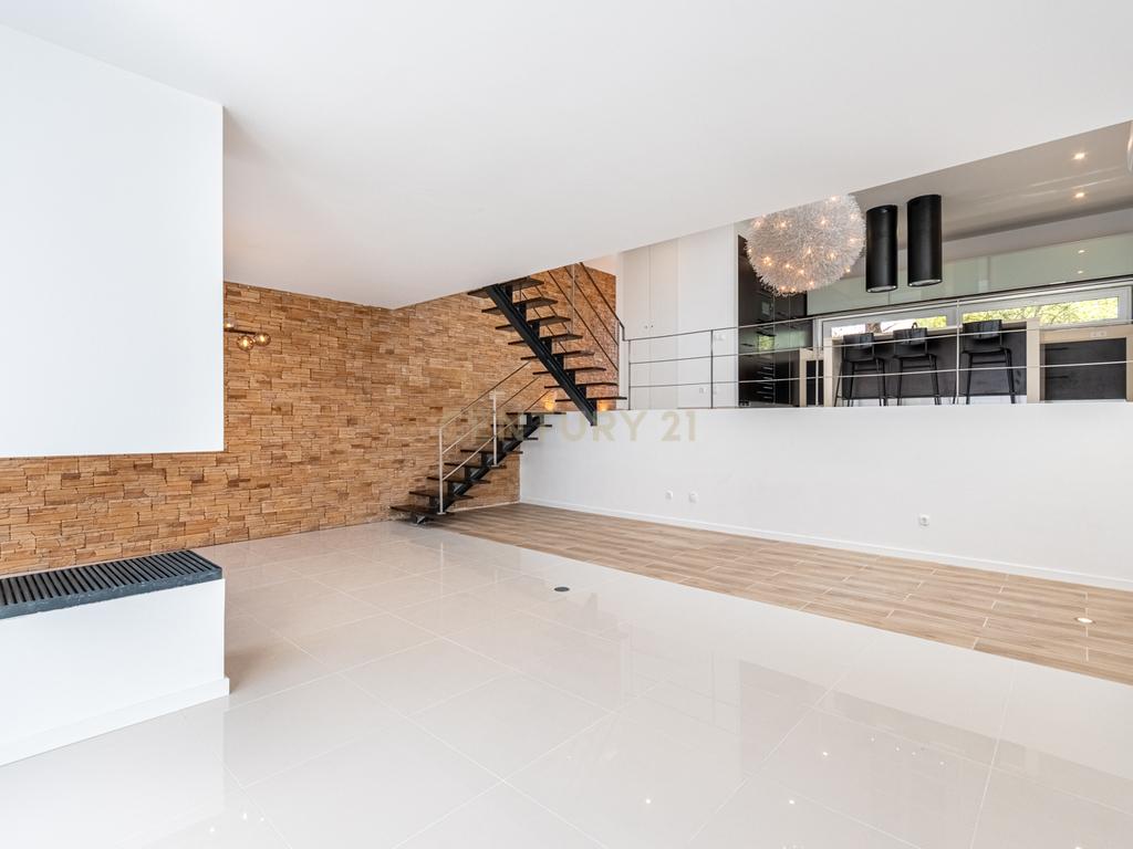 Moradia T3 com 3 Suites e Arquitetura Distinta em Samouco, Alcochete - Image 15