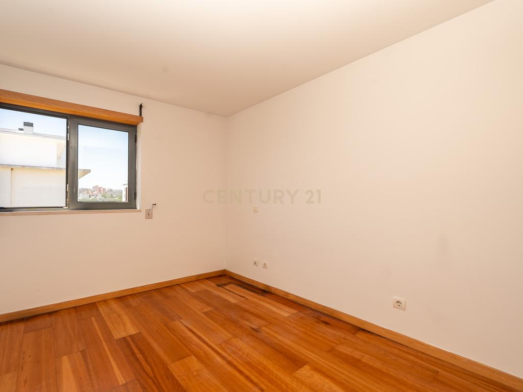 Excelente Apartamento T2 em Braço de Prata - Image 16