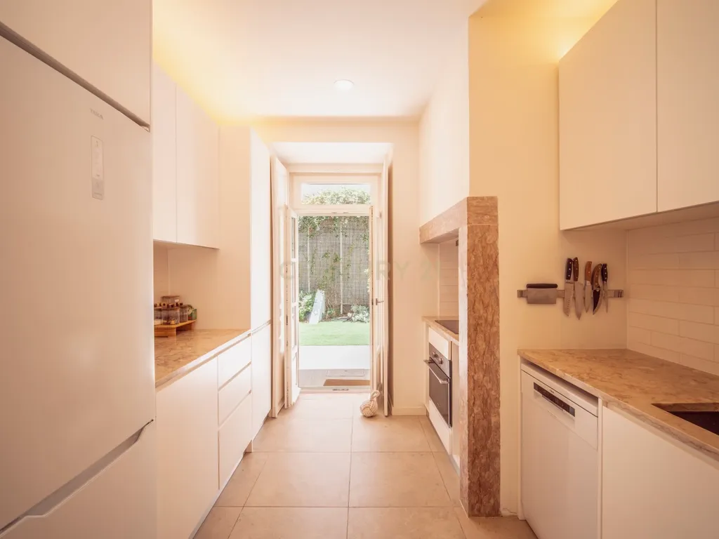 Apartamento Encantador com Jardim Privativo — Santo António, Lisboa - Image 14