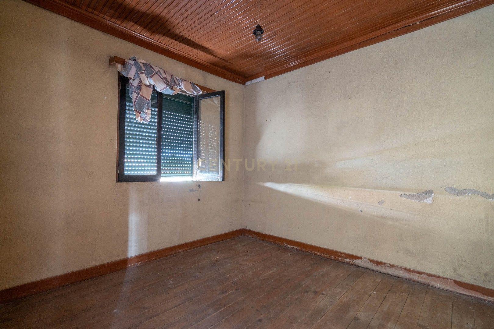 Fotografia 11 de Oportunidade em Lousã: Casa para Recuperar com 3 Quartos