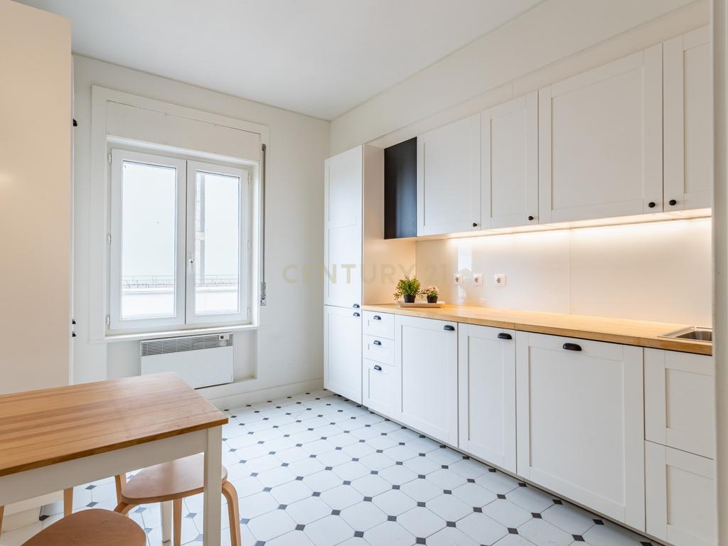 Apartamento T2 renovado, com estacionamento e elevador, em Campo de Ourique, Lisboa - Image 10