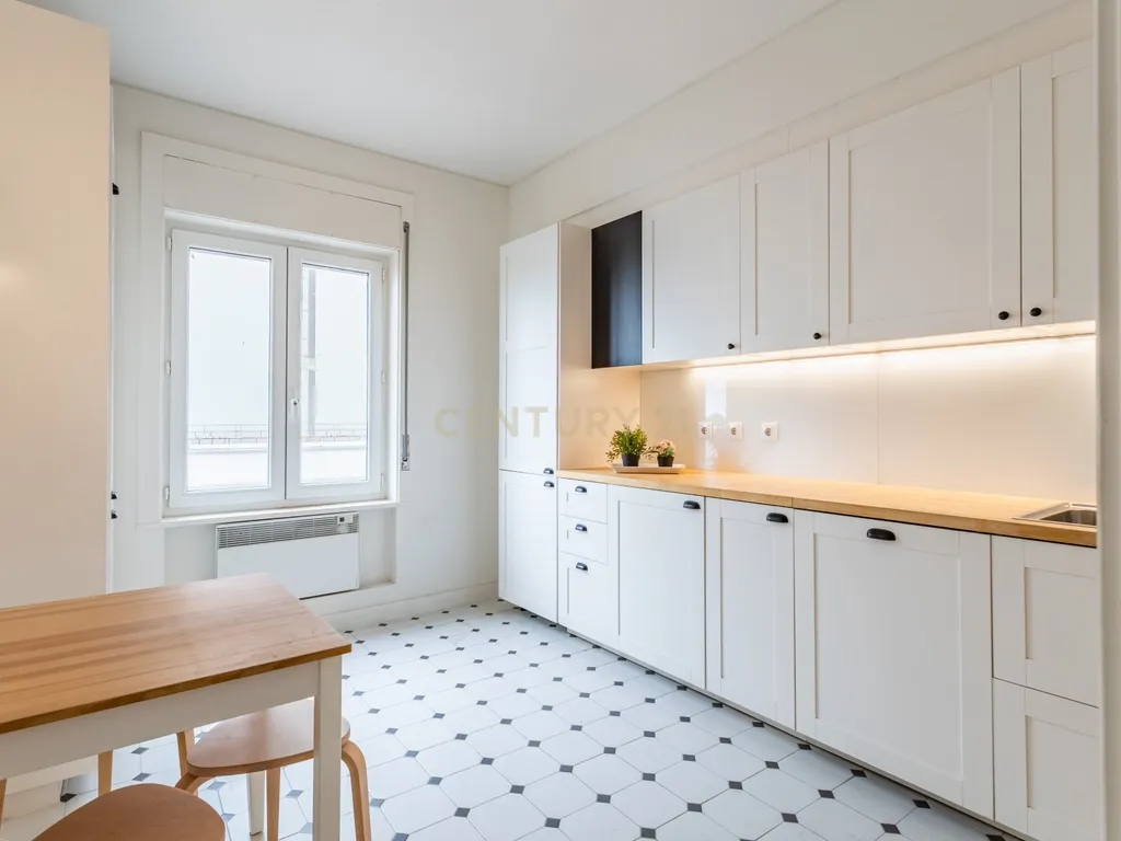 Apartamento T2 renovado, com estacionamento e elevador, em Campo de Ourique, Lisboa - Image 10