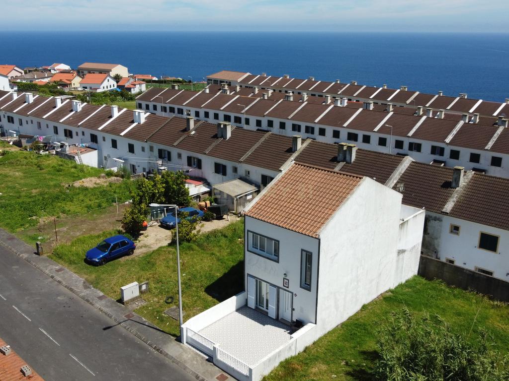  Moradia Prática e Luminosidade Natural em Ponta Garça – Um Refúgio Tranquilo na Ilha de São Miguel - Image 22
