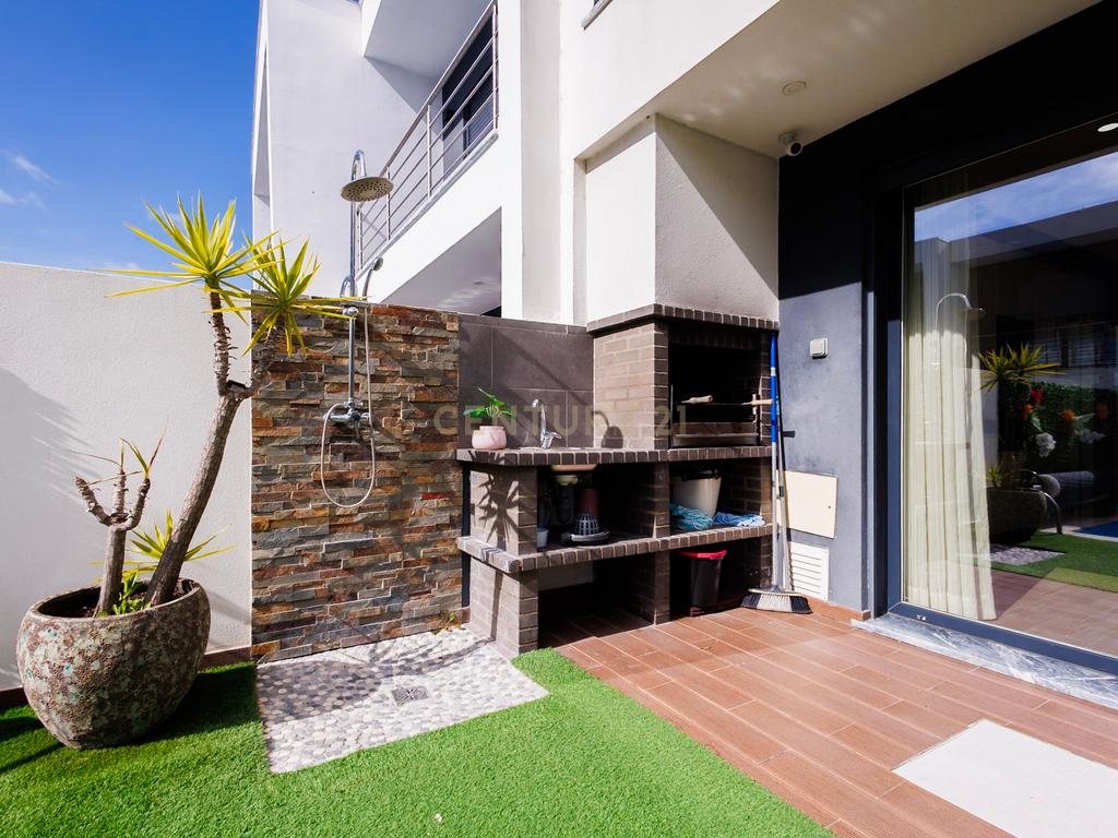 Moradia Moderna com Piscina e Acabamentos de Excelência na Marisol - Image 40