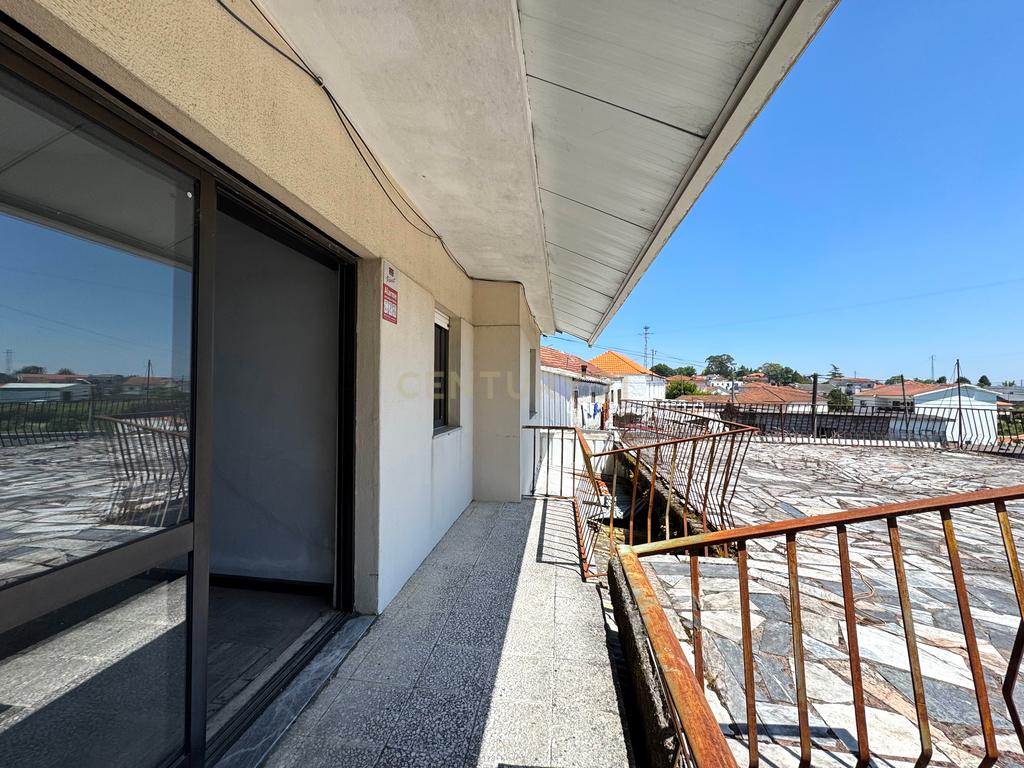 Moradia com 4 quartos, 3 armazéns e muito potencial em Freamunde, Paços de Ferreira - Image 12