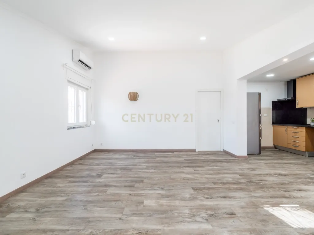 T4 Duplex totalmente renovado no Bairro do Progresso – Silves - Image 4