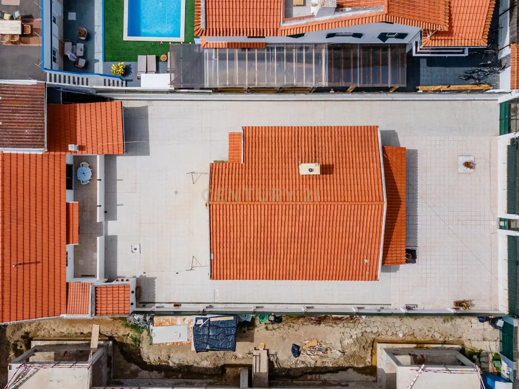Propriedade bifamiliar T6 na Costa da Caparica. - Image 42