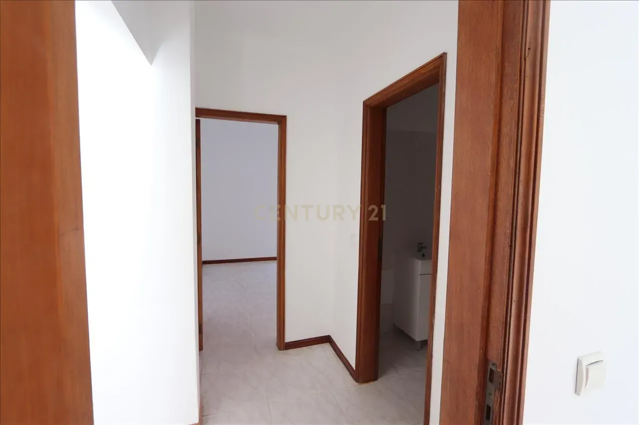 Apartamento T2 com Varanda, na Quinta do Conde - Image 20