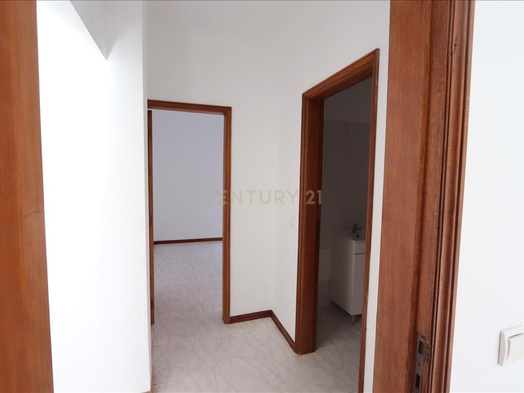 Apartamento T2 com Varanda, na Quinta do Conde - Image 20
