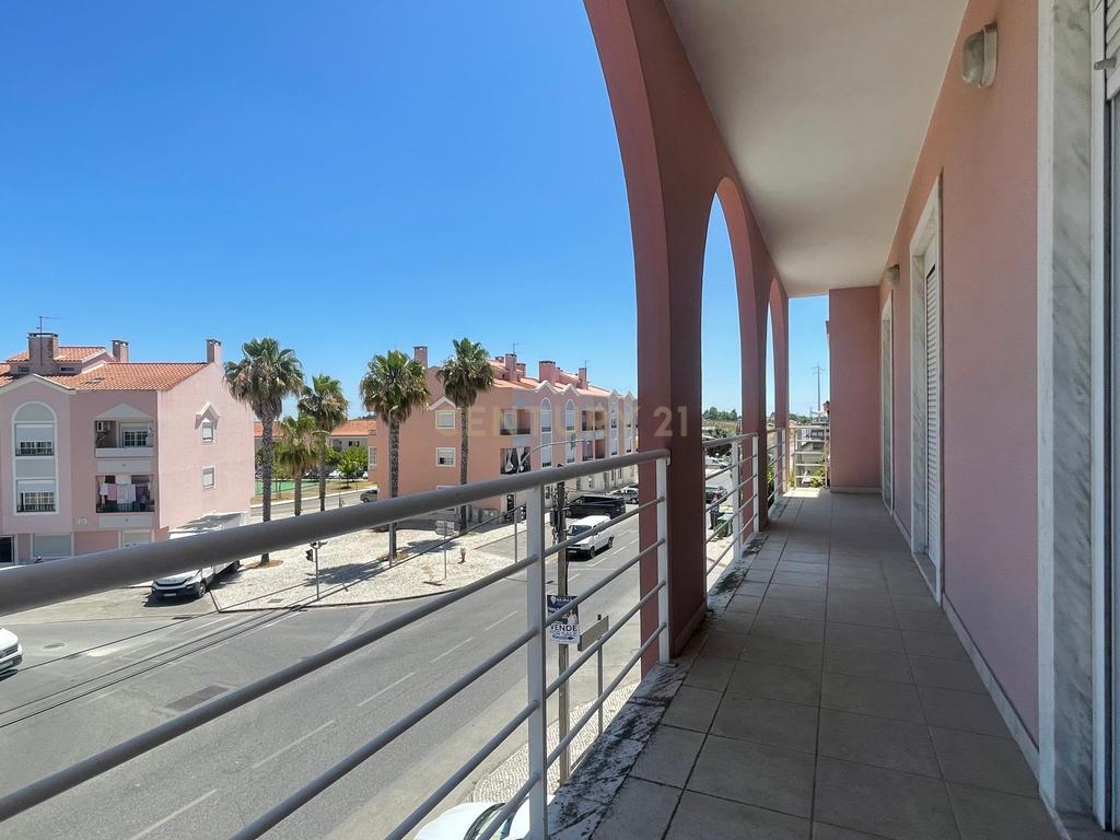 Apartamento T3, com Varanda, Arrecadação e 3 Lugares de estacionamento, no Pinhal Novo - Image 1