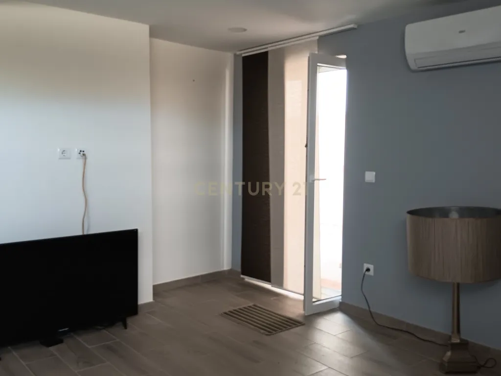 Moradia renovada com estúdio privativo - Image 8