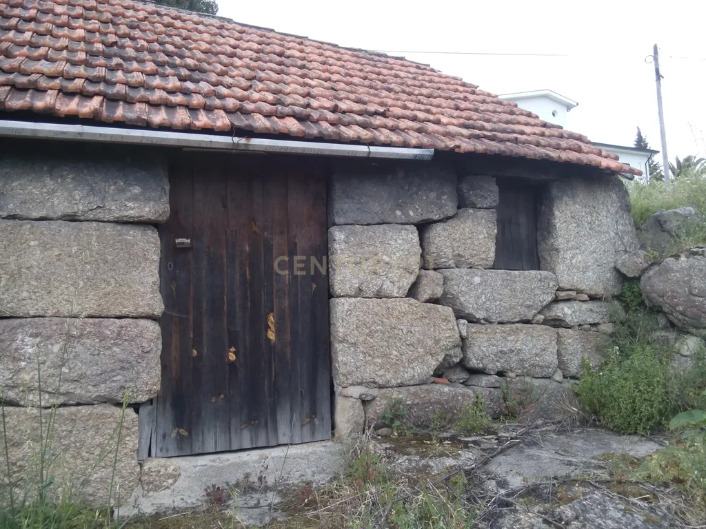 Moradias em ruína em Abragão - Image 11