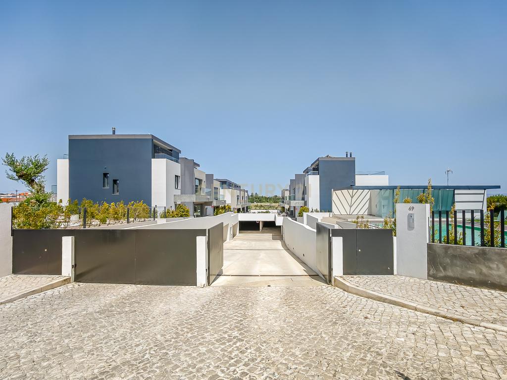 Moradia T4 em Condomínio Privado | Piscina | 6WC | Jardim | Terraço | Box | Quinta do Brilhante | Albarraque A 5 Minutos Do colégio Tasis internacional - Image 3