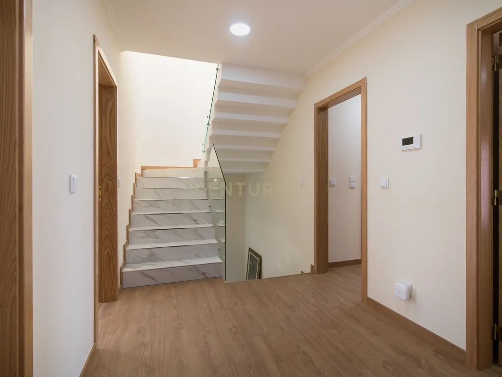 Moradia nova para estrear, de Sonho com Vista Panorâmica Sobre Lisboa no Bairro Casal do Bispo - Image 8