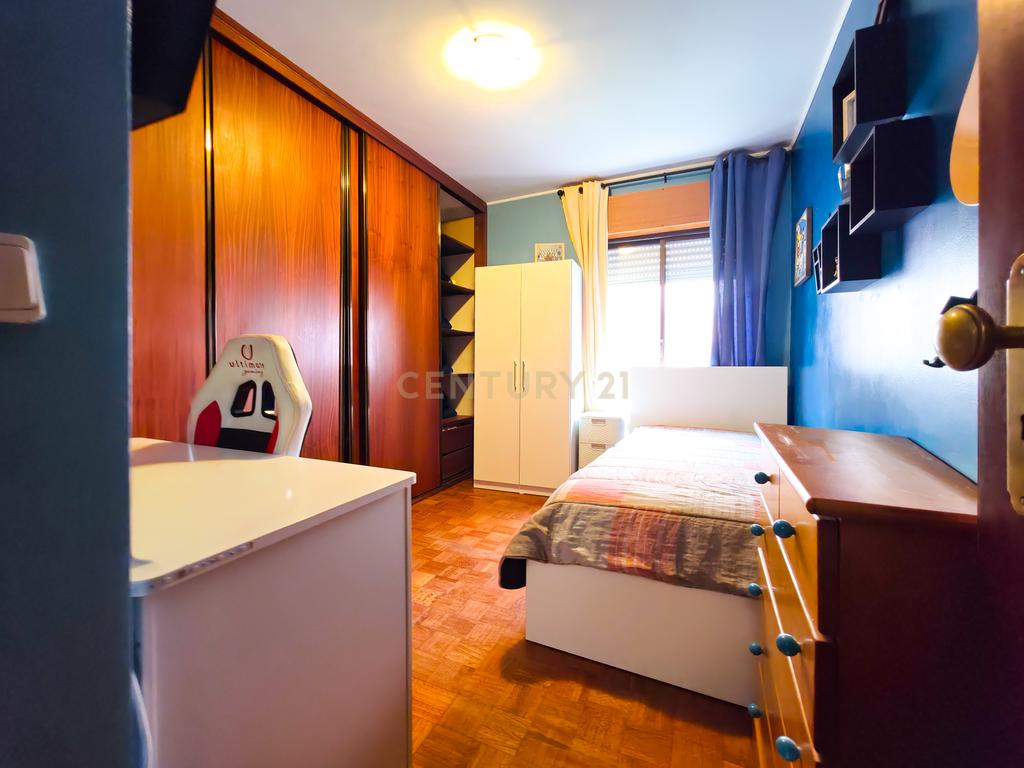 Apartamento T3 na Rua Afonso Castro, em Setúbal com Vista Panorâmica - Image 11