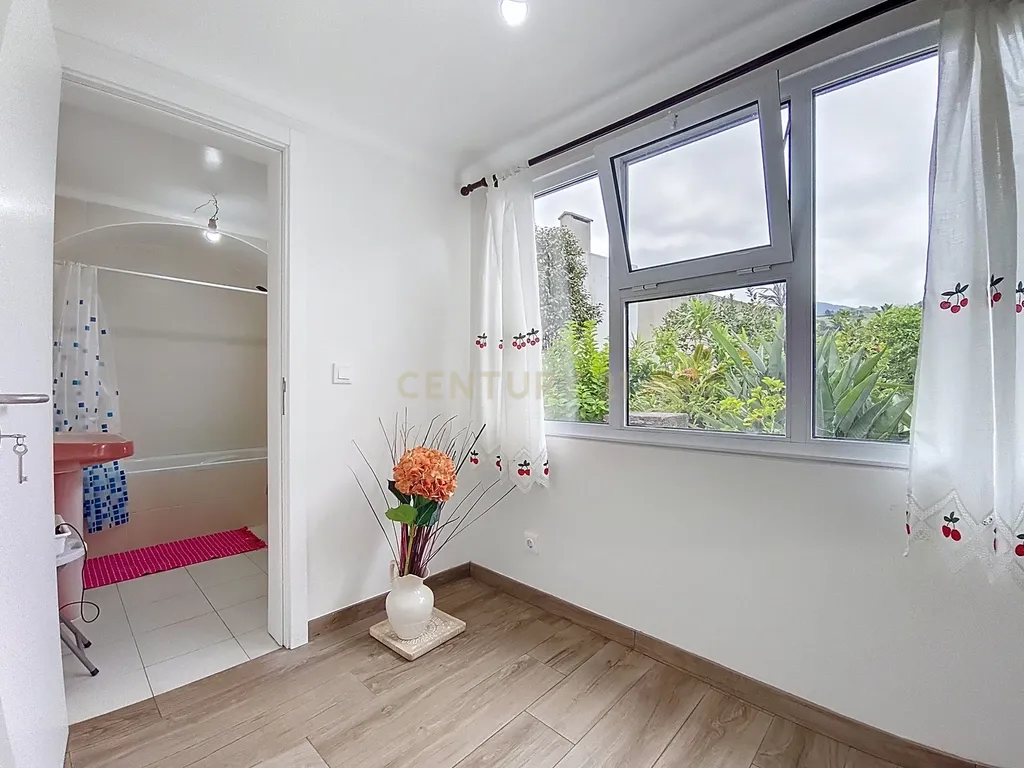 Encantadora Moradia T2 com Jardim em Ponta Delgada - Image 8