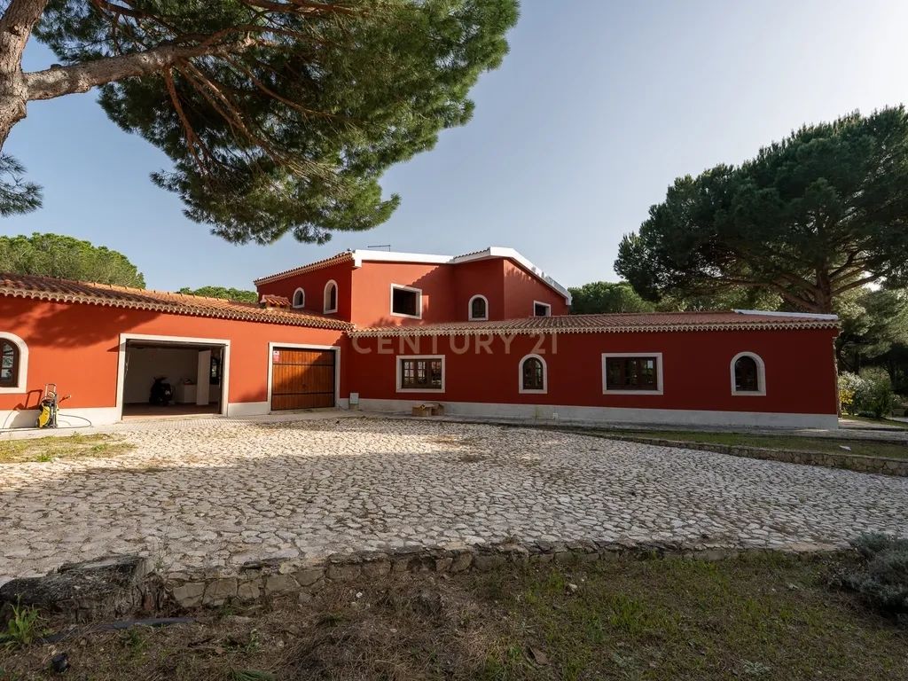 Fabulosa Quinta com lote de terreno de 22.381 m2, onde se encontra inserida uma moradia composta por dois pisos, com uma área bruta de 623 m2, uma área útil de 304 m2 e uma área bruta dependente de 319 m2, localizada em Santo Isidro de Pegões, na zona de Pegões, a pouca distância das belas praias de Setúbal. - Image 85
